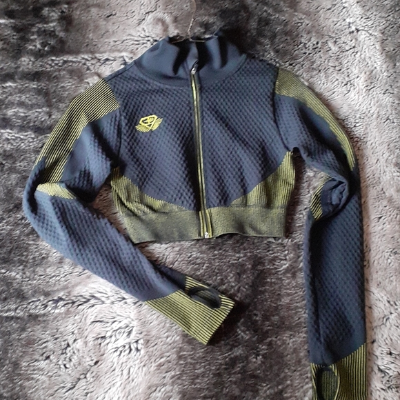 engineered life Tops - BLACK zip up crop top